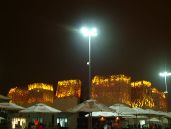 (blick auf die ergoldeden zinnen des russischen pavillions)