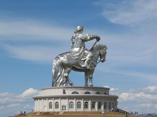 Nagelneues Denkmal, errichtet zu Ehren des Nationalheiligen Dschingis Khaan, ca. 40 km vor Ulan Bator.