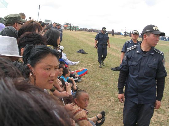 Unglaubliche Menschenmassen beim Reiterwettkampf.