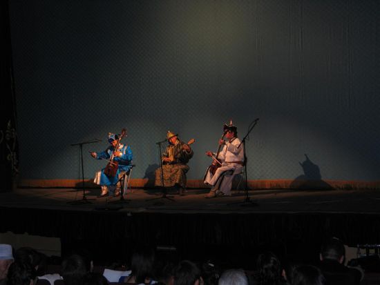 Kehlkopfsänger mit Pferdekopfgeige.