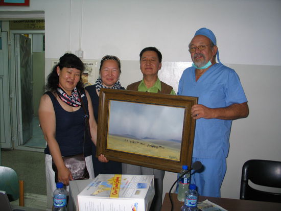 Bildübergabe durch Ganbolds Familie