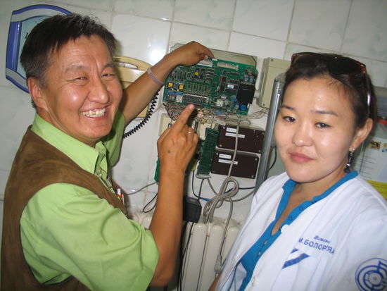 Ganbold und Bolortuya an einer defekten Telefonanlage.