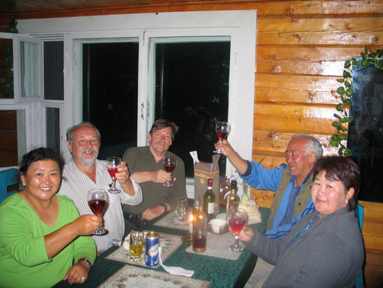 Gemütliches Beisammensein im Camp-Restaurant