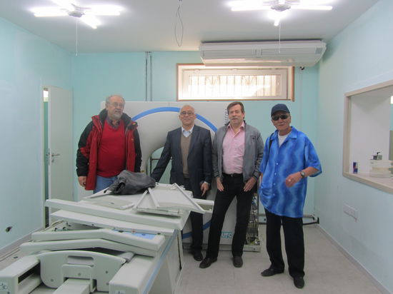 Vor besagtem Computertomograph, v. links n. rechts:
Ich, Erka, Manfred Reisberg und Damy