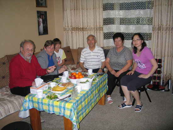 Zu Gast in Erkas Wohnung. V. rechts n. links:
Zaya die Schwiegertochter, Majicsuren die Ehefrau, Erdenchuluun kurz Erka, Marla die Enkelin und wir beide