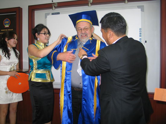 Tag meiner hohen Auszeichnung, v. links n. rechts:
Bolortuya, Sarnai, ich und Prof. Bold, Dekan an der med. Universität Ulan Bator