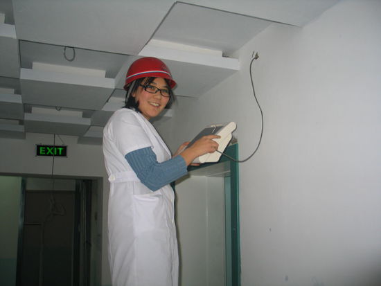 ...und bei der Montage des Lautsprechers für die Patientenaufrufanlage