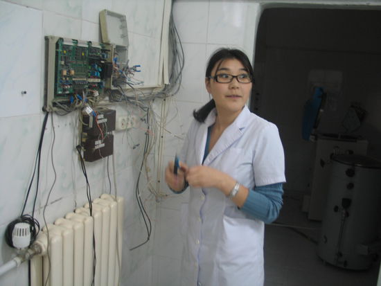 Sarnai an der Telefonanlage. Das saubere Arbeiten muss ständig angemahnt werden.