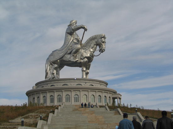 Dschingis Khaan, der Allgegenwärtige. Ein riesiges Denkmal ca. 40 km von UB entfernt