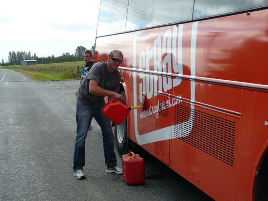 kein Benzin im Bus.... und dass irgendwo im nirgendwo, aber die Neuseeländer sind ja sehr hilfsbereit und so wurde relativ schnell Sprit aufgetrieben...