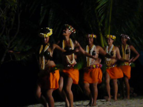 Island-Night und die Mädls beim Tanzen