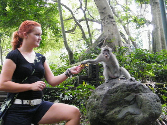 Kathi mit sichtbarem Respekt  , die Fotos wo der Affe sie dann verfolgt sind leider nicht mehr auffindbar... 