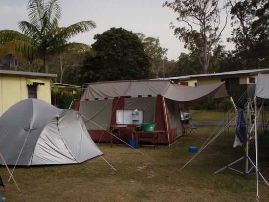 links ist unser Zelt - in der Mitte das 8Mann Zelt 