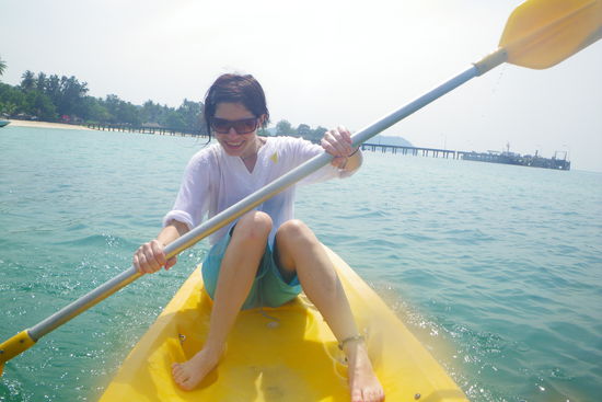 Elli versucht sich im kajaken...