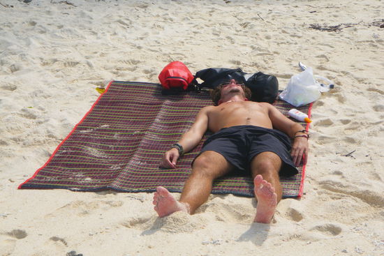 erschöpft in der Sonne braten 