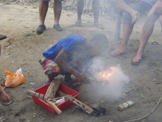 traditionelles Feuermachen