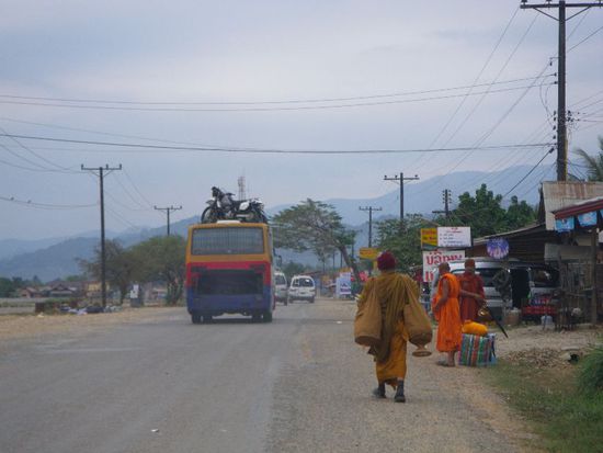 da fährt er wieder - unser Bus, auf dem Dach die Motorräder... 