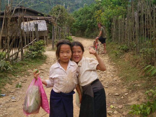 das linke Mädchen hatte sich von Elli das Haarband ausgeliehen und gab es dann aber nicht mehr zurück... 