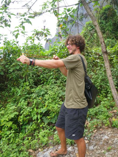 der kleine Laote wollte unbedingt dass ich mit seiner Steinschleuder schieße, sowas lass ich mir natürlich nicht entgehn 