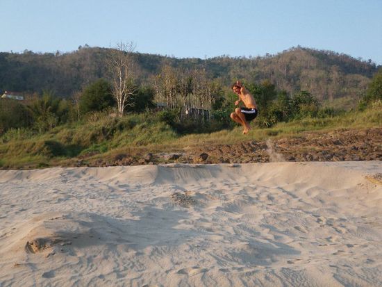 pudrig feiner Sand am Fluss, besser als an vielen Stränden!