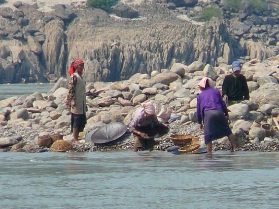 Goldsucher am Flussufer