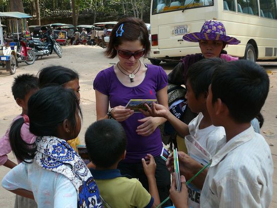 Kinder beim Verkaufen von Postkarten