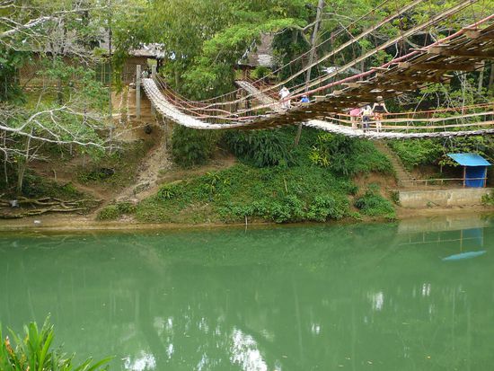 sehr wackelige Hängebrücke