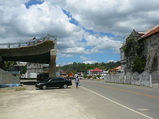 links im Bild - hier haben sie begonnen eine Brücke zu bauen, wurde dann aber von den Bewohnern verhindert - weil sonst die Kirche, rechts im Bild (in der angeblich noch ein großer Schatz versteckt sein soll) zerstört worden wäre