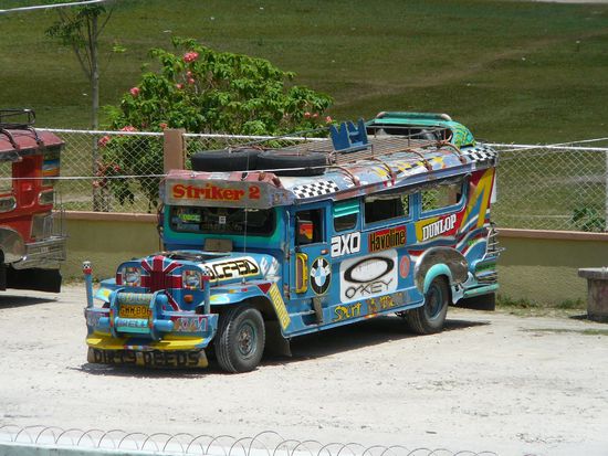ein Jeepney, die wurden haufenweise von den Amerikanern nach dem Krieg zurück gelassen - die Filipinos haben sie dann aufgemotzt und werden nun als Busse benutzt