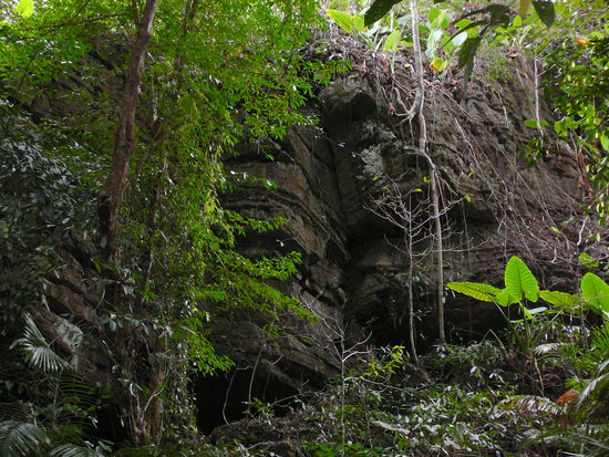 Hier im Fels ist der Ein-und Ausgang versteckt