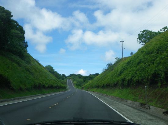 auf dem "Highway" - vorher gab es hier keine Asphaltstraßen