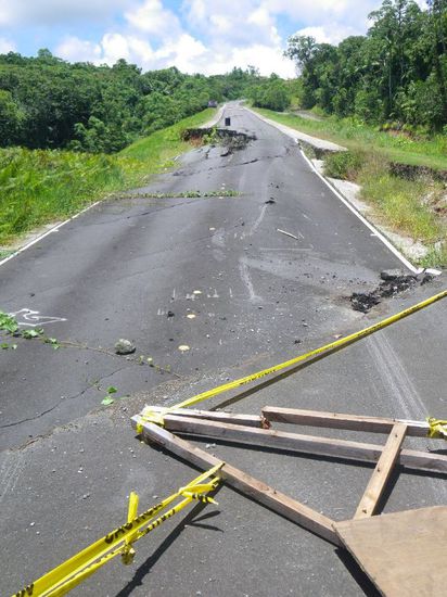 ein Erdrutsch - aber die Straße wird wohl nicht so schnell repariert werden... da das Geld fehlt