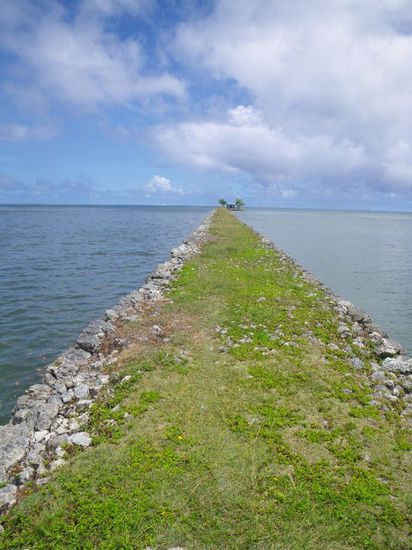 ein aus Kalksteinen angelegter Steg