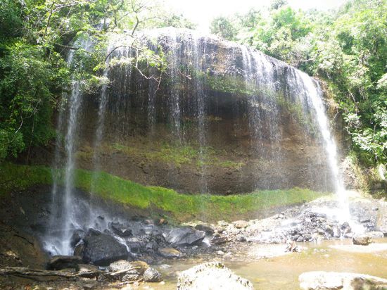 nach ca 2 Std. Dschungelwanderung beim Wasserfall angekommen