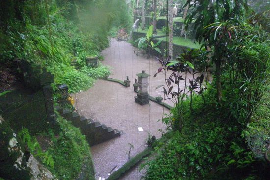 der Bach vor unserem Zimmer!