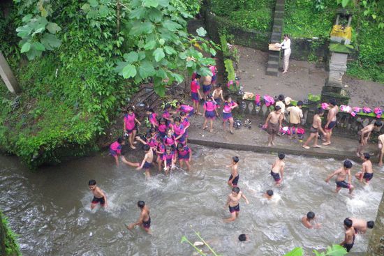 eine Schulklasse beim Baden im Bach