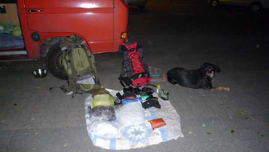 Entscheidungspacken......letztendlich reise ich mit dem Gruenen 65l Rucksack, im oberen Fach die Flugausruestung (Ibex19, Skylight Rettung, Sky Wendegurt mit optionalem Airback, Solario, Fahradhelm) im unteren Fach etwas zum anziehen, aber nicht viel