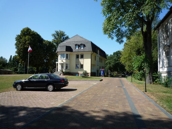 Die Mongolische Botschaft in Berlin, der berliner Baer traegt traditionell mongolische Kleidung.....