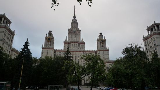 Es ging mit der Metro bis zur Lomonossow-Universität und von hieraus zu fuss. Im Reisefuehrer wird die Art der Architektur "Zuckerbaeckerstil" genannt, die Russen nennen sie "Stalin-Gebaeude", vielleicht etwas unverschnoerkelter. Es gibt sieben dieser Bauart in der Stadt.