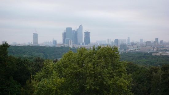 Gleich vor der Universitaet einer der hoechsten Punkte der Stadt und damit als Aussichtspunkt predestiniert. Bei den hohen Gebaeuden im in der Bildmitte ensteht das "neue" Wirtschaftszentrum.