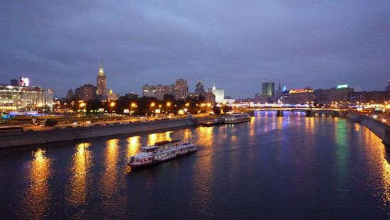 Die Moskwa in der naehe der Metrostation Kievskaja (Kiev)