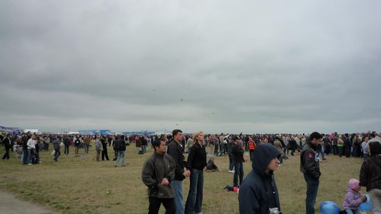 Es war interessant zu sehen, das hier allerlei Familien mit Kindern, Paerchen etc. waren, weniger ein "Fachpublikum" wie ich es auf Messen in Deutschland kenne. Auf die Frage warum Natascha hierher kommt, meinte sie nur warum zu hause bleiben........