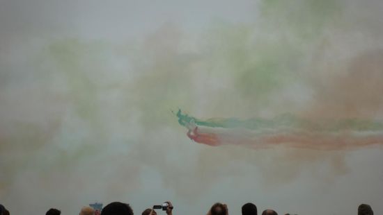 Das Team Italia, hier waren allerlei Nationen mit ihren (Kampf)Flugzeugen vertreten und zeigten ihr koennen in der Luft. Ich erfuhr, dass kurz vor der Eroeffnung der MAKS der Chef-Pilot des Russischen Teams bei einem Zusammenstoss mit zwei weiteren Maschienen gestorben ist, leider auch wohl einige Zivilisten da die Maschien(en) oder Teile davon ins benachbarte Wohngebiet gestuerzt sind.
Die Russen die ich sehen konnte legten schon einigen Patriotismus an den Tag, da obwohl die Italiener und Franzosen teilweise wirklich gute Flugmanoever ablieferten, nur die russischen Piloten Applaus bekammen....