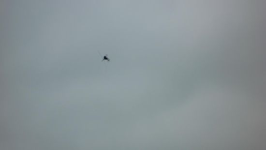 Ein Helikopter macht allerlei, hier gerade einen Looping