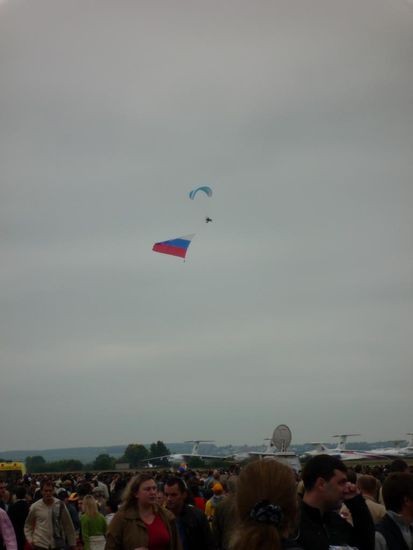 Ein paar Gleitschirmfliegerkollegen mit Paramotor, bestimmt nicht leicht die riesen Flagge hinter sich herzuziehen