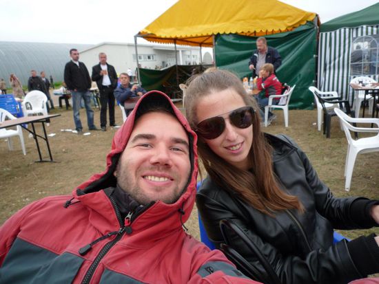 Endlich gab es was zu Essen und auch Zeit fuer ein "Gruppenfoto", rechts von mir, mit der grossen Sonnenbrille, Natascha, ohne die ich die MAKS bestimmt nicht gefunden haette...