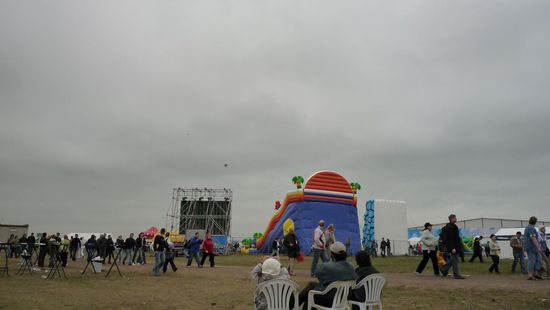 Spielburgen im Vordergrund, im Hintergrung (leider nicht fotografiert) stehen Panzer und Raketenwerfer, auf denen auch die Kinder spielen. Ich habe mich gefragt ob es ein "natuerlicher" weg ist mit einem Teil unserer Gesellschaft, dem Militaer, in Kontakt zu kommen der bei uns eher separiert ist und hier vielleicht mehr im Alltaeglichen verankert ist -wie hier-, oder ob es ein strategischer Weg ist Spielburgen und Flugschows mit Militaer-und Waffendemonstrationen zu verbinden um so das Militaer in den Alltag der Menschen zu bringen.