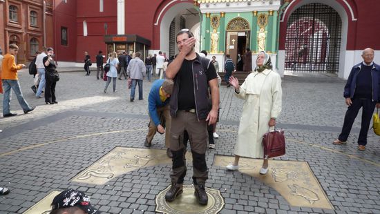 Der Null-Kilometer, hier wirft mann, wenn mann will, ein paar Muenzen ueber seine linke Schulter und wuenscht sich was. Was fuer den einen der Wunsch, ist fuer die anderen ein direktes Einkommen, die zwei im Hintergrund fangen oder sammeln die Muenzen auf- hoffentlich muessen die Muenzen nicht den Boden beruehren damit der Wunsch in Erfuellung geht