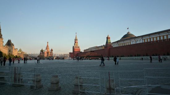 Auf dem Roten Platz, links das GUM, vorne die Basilikus Kathedrale, rechts eine der Kremmelmauern und das Leninmausoleum