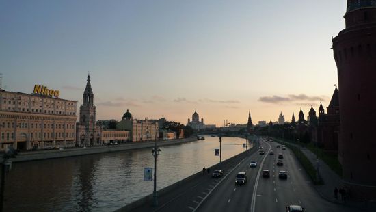 Die Moskwa und rechts der Kremmel bzw. eine der Mauern die ihn umgibt